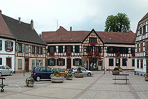Средневековые здания в центре города Бишвиллер (Эльзас)