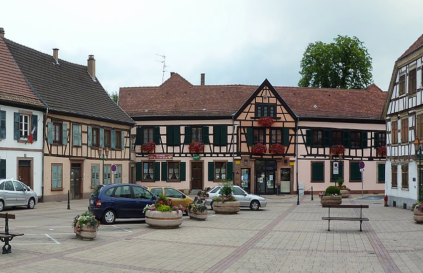 Старинные здания в центре города Бишвиллер (Эльзас, Франция)
