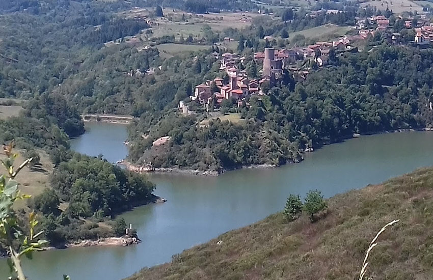 Река Луара (Loire) у городка Сен-Жан-ле-Пюи<br>(Saint-Jean-le-Puy)