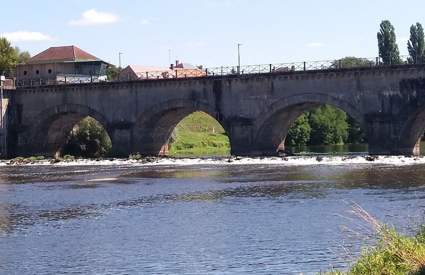 Река Луара (Loire) в городе Дигуэн (Digoin)