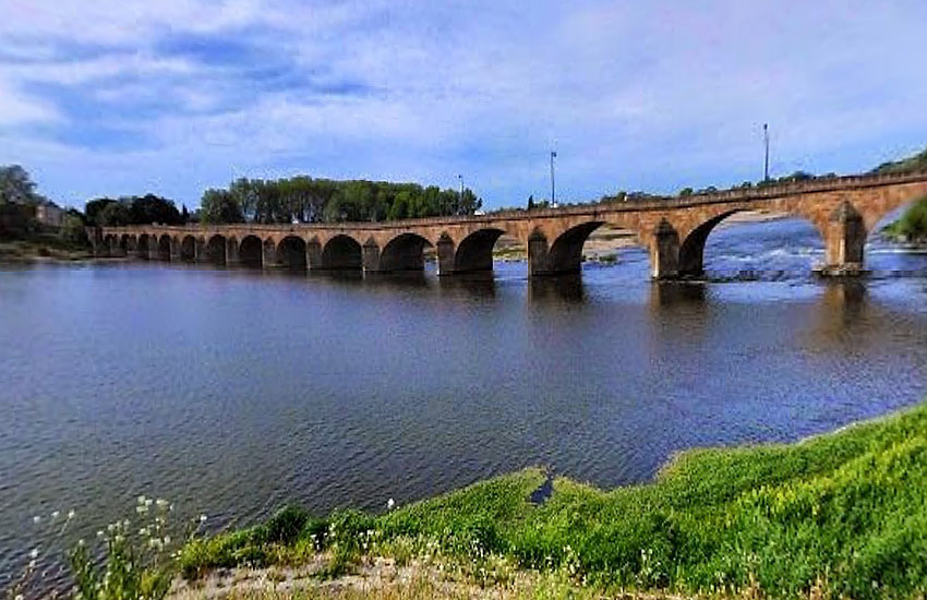Река Луара (Loire) в городе Невер (Nevers)