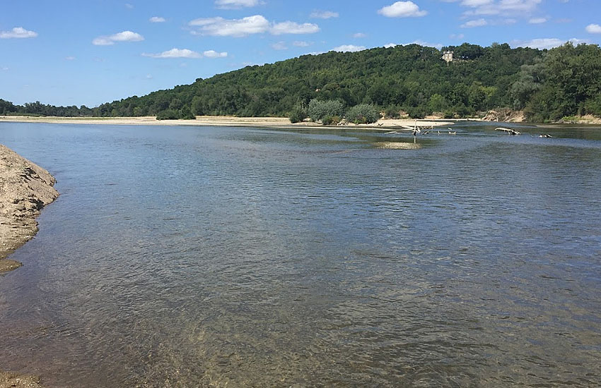 Река Луара (Loire) в месте впадения реки Алье