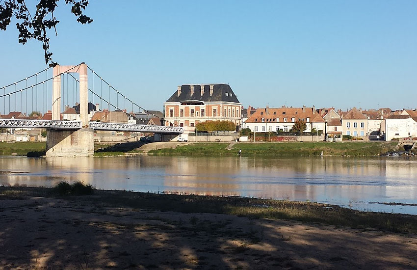 Река Луара (Loire) в городе Кон-Кур-Сюр-Луар (Cosne-Cours-sur-Loire)