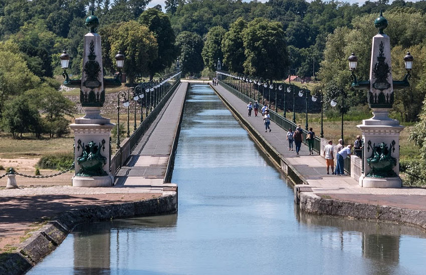 Акведук Briare aqueduct над Луарой