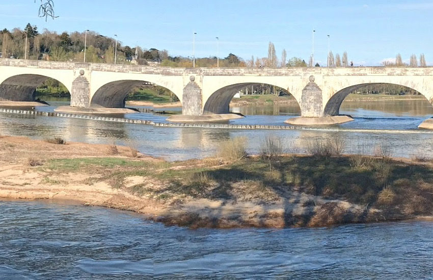Река Луара (Loire) в городе Тур (Tours): мост Вильсон  (Pont Wilson)