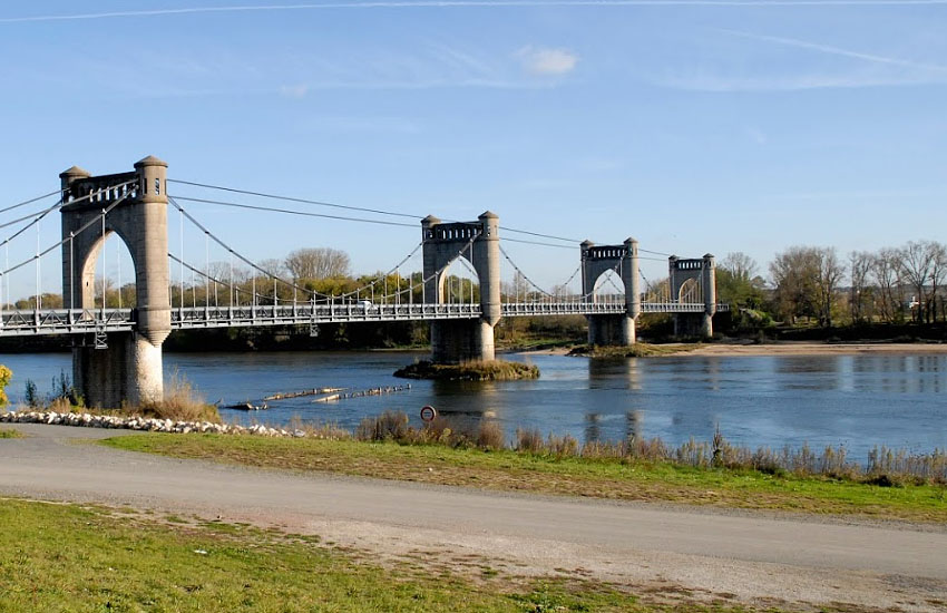 Река Луара (Loire): мост Le Pont suspendu