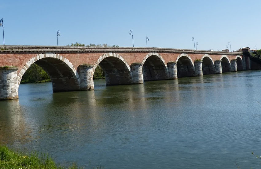 Река Тарн (Tarn) в городе Муассак: мост Pont Napoléon