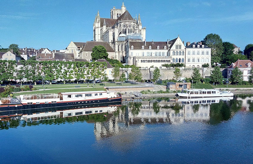 Река Йонна (Yonne) в городе Осер (Auxerre)