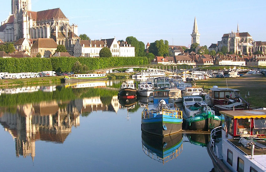 Река Йонна (Yonne) в среднем течении (город Осер)