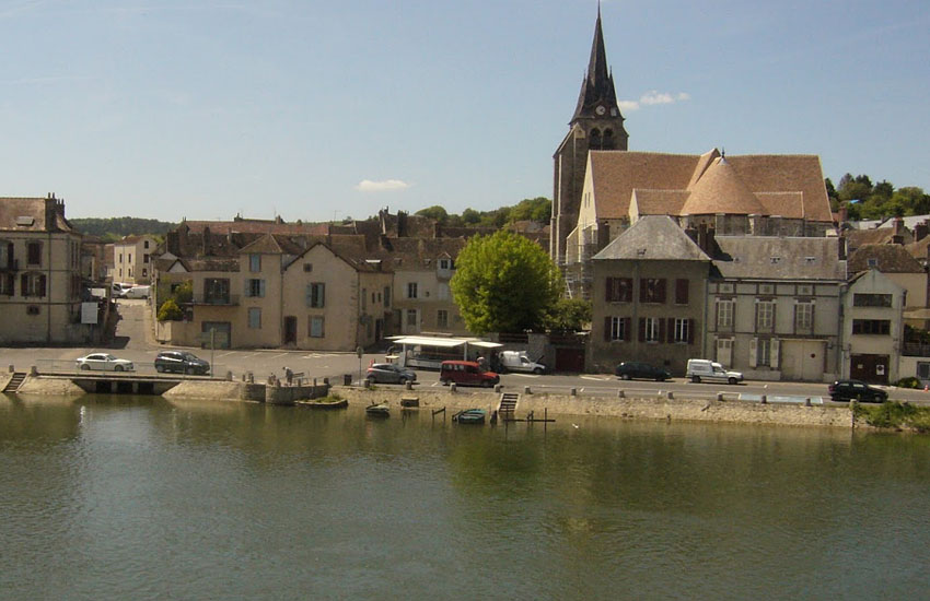 Река Йонна (Yonne) в городе Пон-Сюр-Йонна