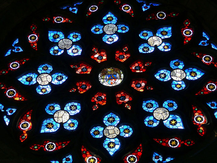 Бывший монастырь Сен-Совер (Ancienne chartreuse Saint-Sauveur): витраж в окне часовни