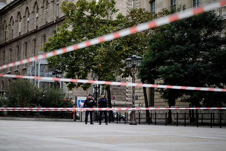 В РЕЗУЛЬТАТЕ НАПАДЕНИЯ НА ПРЕФЕКТУРУ ПОЛИЦИИ В ПАРИЖЕ ПОГИБЛИ 4 СЛУЖАЩИХ